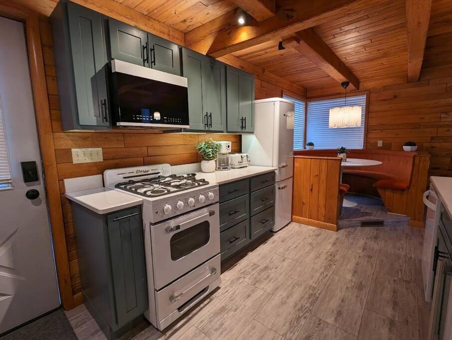 Вилла Base Camp Cortland Экстерьер фото